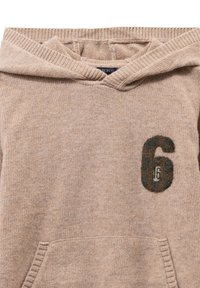 Maglione beige con cappuccio caratterizzato da una morbida texture a maglia, tasca frontale e un grande numero 6 verde scuro con un accento in stampa leopardata.