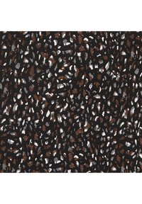 Svart tyg med en texturerad leoprintmönster i vitt och rostfärgat, med oregelbundna former och varierande linjebredder genomgående.