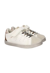 Zapatillas de cuero blanco con puntera de ante, detalles de leopardo en el talón y una correa de Velcro; perforaciones en los laterales y cordones estampados.