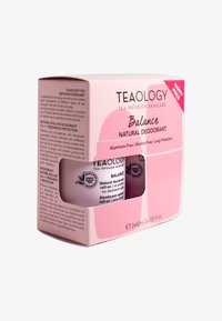 Natuurlijke roll-on deodorantset in een roze doos, met zwart-witte etiketten. Elke fles bevat 40 ml, is aluminiumvrij en alcoholvrij.