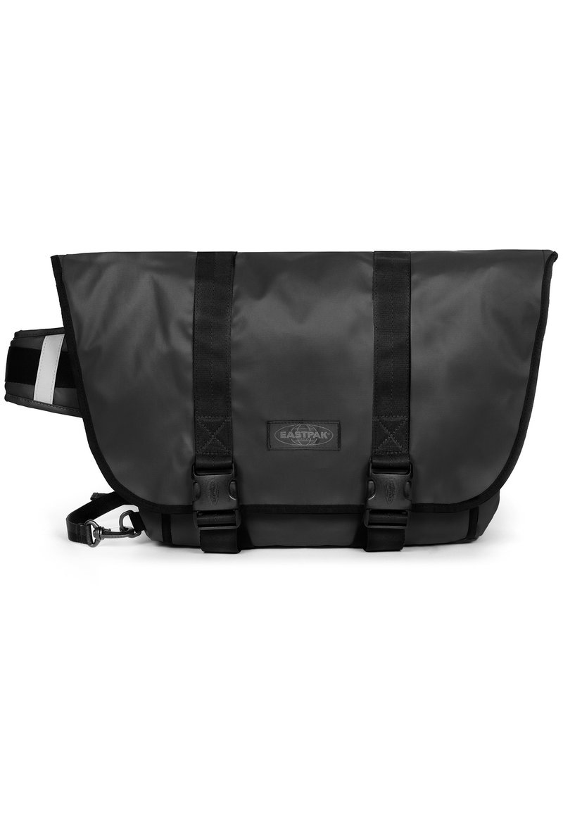 Svart budväska i slitstark nylon. Utrustad med en vikbar klaff, justerbara remmar och två framåtbuckla för säker stängning.