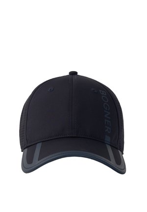Casquette de baseball noire avec une visière incurvée et des côtés perforés, arborant le texte vertical « BOGNER » sur le panneau avant droit.