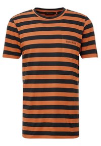 Camiseta de manga corta con cuello redondo, con rayas horizontales en negro y naranja, y un bolsillo en el pecho con el logo "Scotch & Soda".