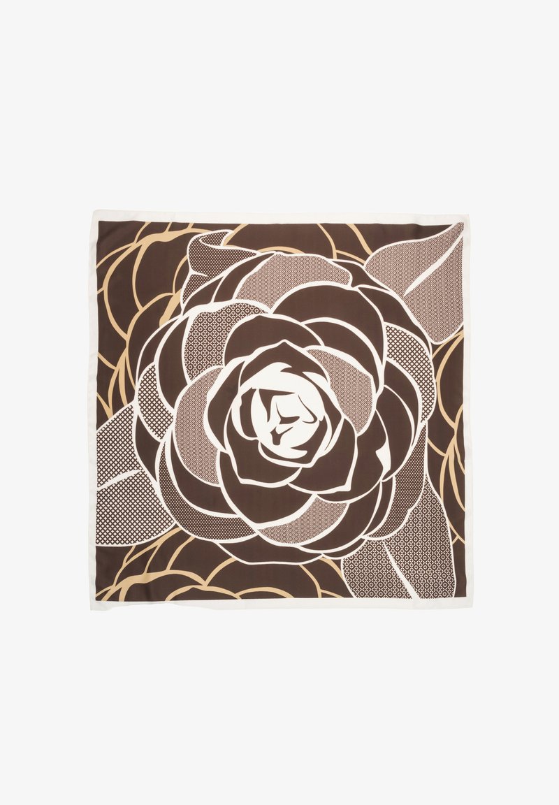 Hnědý květinový šátek s velkým bílým motivem kamélie, béžovými akcentními listy a vzory s puntíky. Dokončen bílým okrajem.