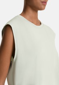 OYSHO SLEEVELESS SEAMLESS - Basic póló - green