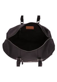 Sort læder rejsetaske med lynlås og to robuste håndtag. Indvendigt har den en flad lomme og en tekstureret foret.