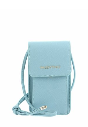 Pochette pour téléphone en cuir bleu clair avec fermeture à rabat et logo "VALENTINO" doré. Dispose d'une longue bandoulière réglable et d'une surface texturée.