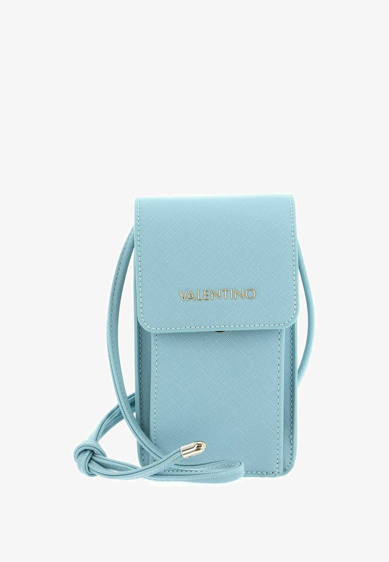 Pochette pour téléphone en cuir bleu clair avec fermeture à rabat et logo "VALENTINO" doré. Dispose d'une longue bandoulière réglable et d'une surface texturée.
