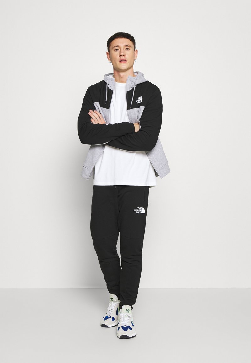 Herren Trainingsanzüge | The North Face HMLYN PANT Jogginghose black/schwarz - XC40071 Herren Trainingsanzüge | The North Face HMLYN PANT Jogginghose black/schwarz - XC40071