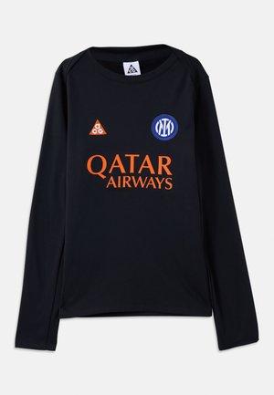 Must pika varrukaga spordisärk, millel on oranž Qatar Airwaysi logo, oranž kolmnurkne ACG logo ja sinine ümmargune Inter Milani embleem ees.