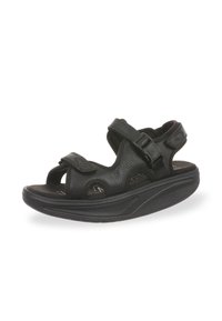 Sandalia negra con correas ajustables, fabricada en material sintético texturizado, que cuenta con una plantilla acolchada y una suela de goma resistente.