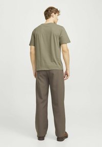 Jack & Jones GEDRUCKT RUNDHALS - Trükipildiga T-särk - silver sage