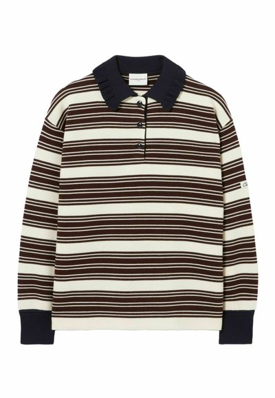 Pullover a righe con colletto blu scuro, caratterizzato da strisce orizzontali in marrone scuro e crema, progettato con una chiusura a tre bottoni.