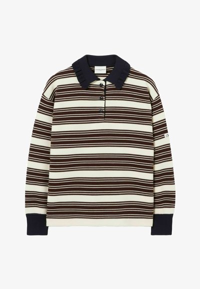 Pullover a righe con colletto blu scuro, caratterizzato da strisce orizzontali in marrone scuro e crema, progettato con una chiusura a tre bottoni.