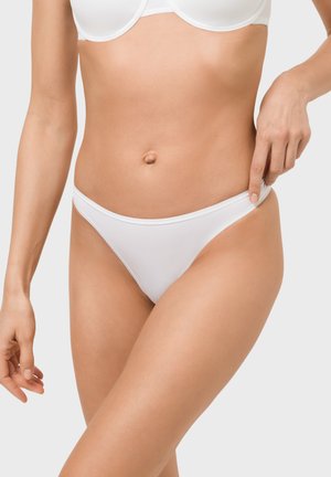 Weiße Baumwoll-Bikiniunterhosen mit glatter Textur und kontrastierendem Besatz. Sie verfügen über ein schlankes, tief sitzendes Design und bieten minimalen Schutz.