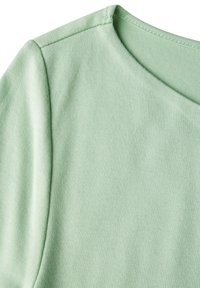 Cimino verde chiaro a maniche corte con scollatura a girocollo, realizzato in tessuto di cotone testurizzato; dettaglio di cucitura visibile lungo la cucitura della spalla.