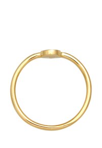 Inel din metal auriu cu un brâu neted și rotund, având un vârf circular plat. Design minimalist, finisaj lustruit și margini fără cusături.