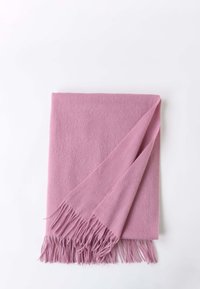 Sciarpa rosa in morbido tessuto, con una superficie liscia e dettagli frangiati lungo un bordo. Forma rettangolare con un colore uniforme.