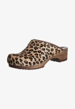 Zoccolo con stampa leopardata, texture in morbido pelliccia, suola in legno e punta arrotondata. Presenta un design slip-on con cuciture decorative.