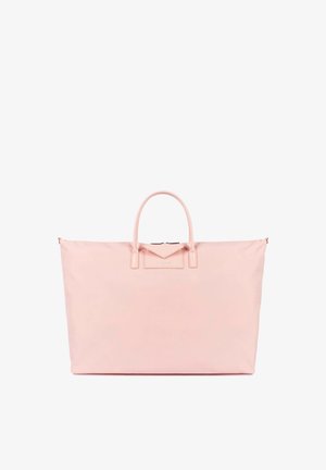 Grote zachte roze tote tas met dubbele handvatten en een klein voorvak met klep, tegen een witte achtergrond.