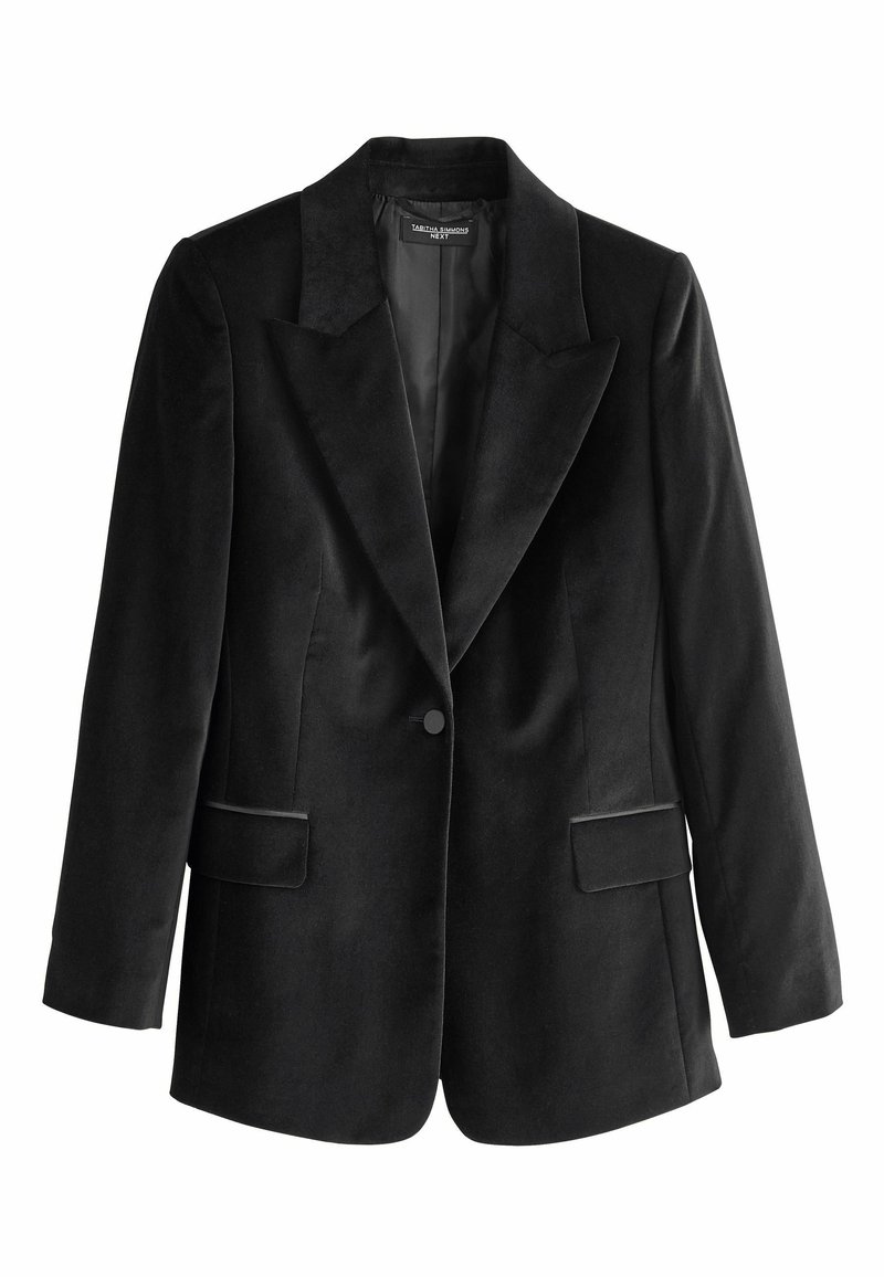 Černý sametový blazer s upraveným designem, klopovými límci, dvěma předními kapsami a zapínáním na jeden knoflík. Hladká textura a strukturovaný tvar.