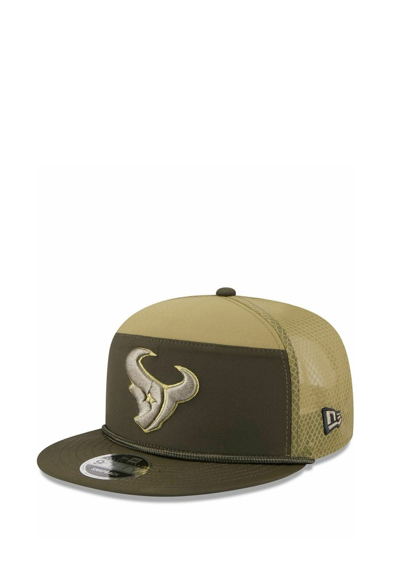 Khaki- und dunkelgrüner Baseballcap mit flachem Schirm und gesticktem Stier-Logo. Mesh-Seitenverkleidungen und strukturelle Akzente werten das Design auf.