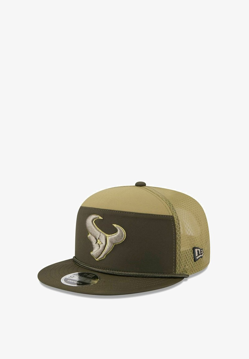 Khaki- und dunkelgrüner Baseballcap mit flachem Schirm und gesticktem Stier-Logo. Mesh-Seitenverkleidungen und strukturelle Akzente werten das Design auf.