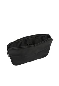 Czarna torba na laptopa o gładkiej powierzchni, zapinana na zamek, z miękkim wnętrzem. Charakteryzuje się eleganckim, minimalistycznym designem oraz jedną przednią kieszenią.