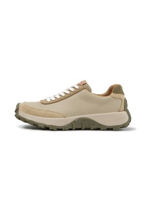 Zapatilla baja beige con cordones blancos, parte superior de ante y lisa, media suela beige gruesa y suela exterior de goma texturizada en verde oliva.