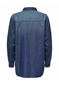Camicia di jeans blu scuro, maniche lunghe, colletto con bottoni, yoke posteriore con dettagli di cucitura, vestibilità rilassata, texture liscia.