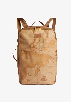 Mochila marrón con estampado de mapa, material sintético suave, forma rectangular, dos correas para los hombros y cremalleras y acentos en tono dorado.