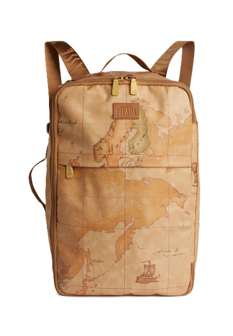 Mochila marrón con estampado de mapa, material sintético suave, forma rectangular, dos correas para los hombros y cremalleras y acentos en tono dorado.