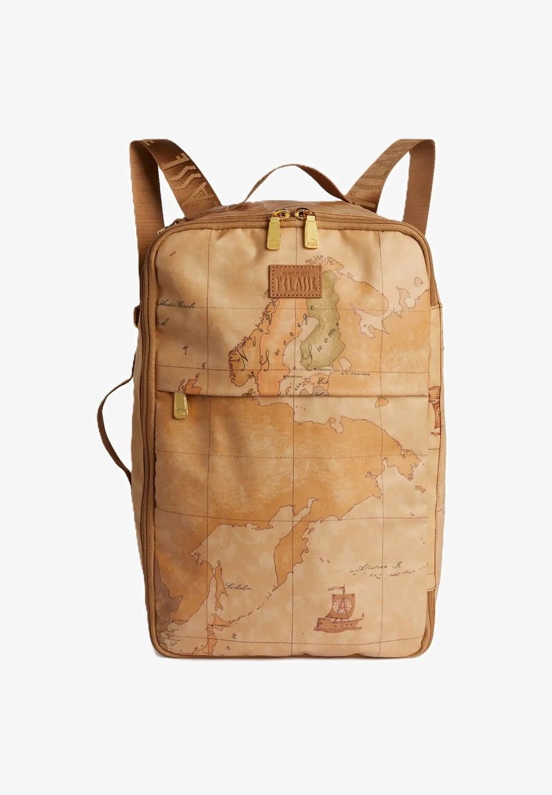 Mochila marrón con estampado de mapa, material sintético suave, forma rectangular, dos correas para los hombros y cremalleras y acentos en tono dorado.