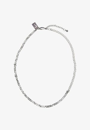 Srebrna verižica z ravnimi, medsebojno povezanimi povezavami, z majhno pravokotno čarno in nastavljivim podaljškom.