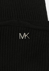 Sort ribbet strikbeanie med en sølvfarvet "MK" logoaccent. Har et struktureret stof og en tætsiddende pasform.