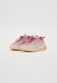Rosa og beige sneakers med mesh-overdel, teksturert finish, tykk såle med utskjæringer og merketunge-detall.