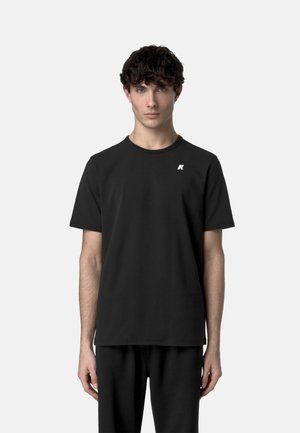 T-shirt nera a girocollo in tessuto morbido e leggero, con un piccolo logo bianco sul petto e maniche corte. Design semplice e minimalista.