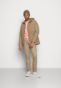 Nike Sportswear CRW - Sweatshirt com capuz - madder root/white