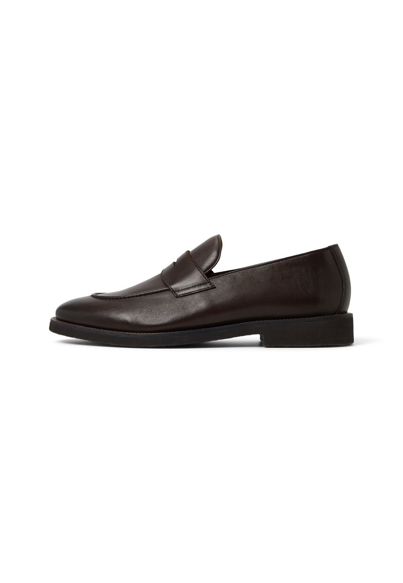 Bruine leren loafers met een gladde afwerking, ronde neus en een decoratieve band over de wreef. Platte rubberen zool, zonder zichtbare patronen.
