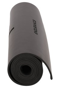 Zwarte rubberen yogamat strak opgerold, met een gladde bovenkant en een logo dat op de zijkant is gedrukt. De textuur aan de onderzijde verbetert de grip.