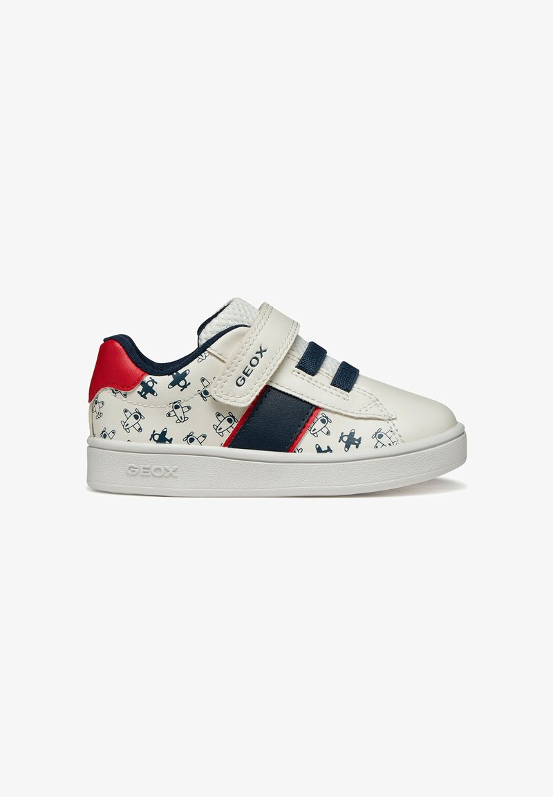 Sneaker in pelle bianca con accenti blu navy e rossi, caratterizzata da un motivo laterale, due strisce in velcro e suola in gomma testurizzata.