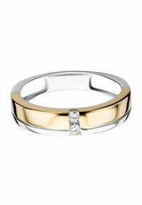 Anello bicolore con una lucente band in oro e una base elegante in argento, arricchito da tre piccoli gemelli trasparenti al centro.