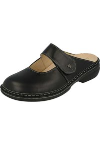 Zwarte leren klompen met een verstelbare band, ronde neus, gestikte details langs de zool en een gewatteerde binnenzool voor comfort.