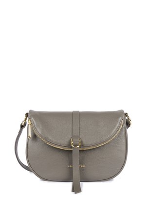 Borsa a tracolla in pelle grigia con patta arrotondata, zip dorata e tracolla. Presenta una finitura leggermente texture e dettagli in hardware dorato.