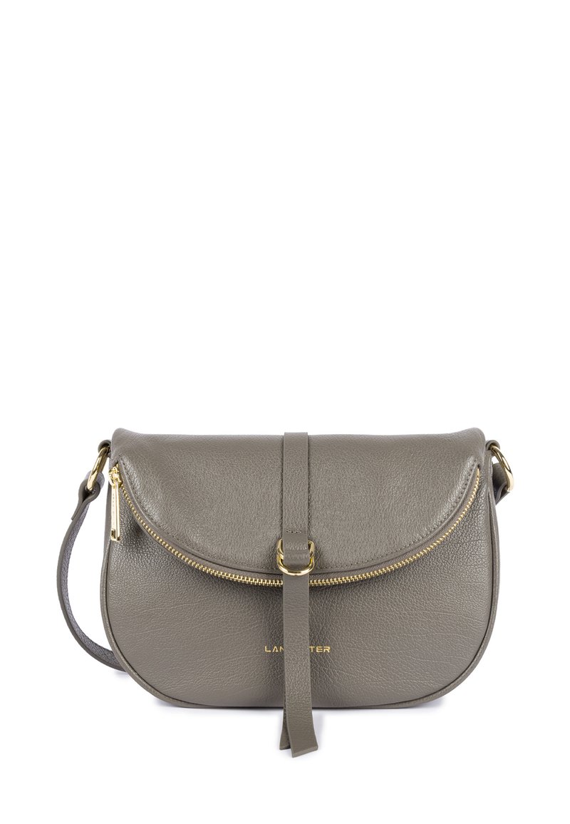 Borsa a tracolla in pelle grigia con patta arrotondata, zip dorata e tracolla. Presenta una finitura leggermente texture e dettagli in hardware dorato.