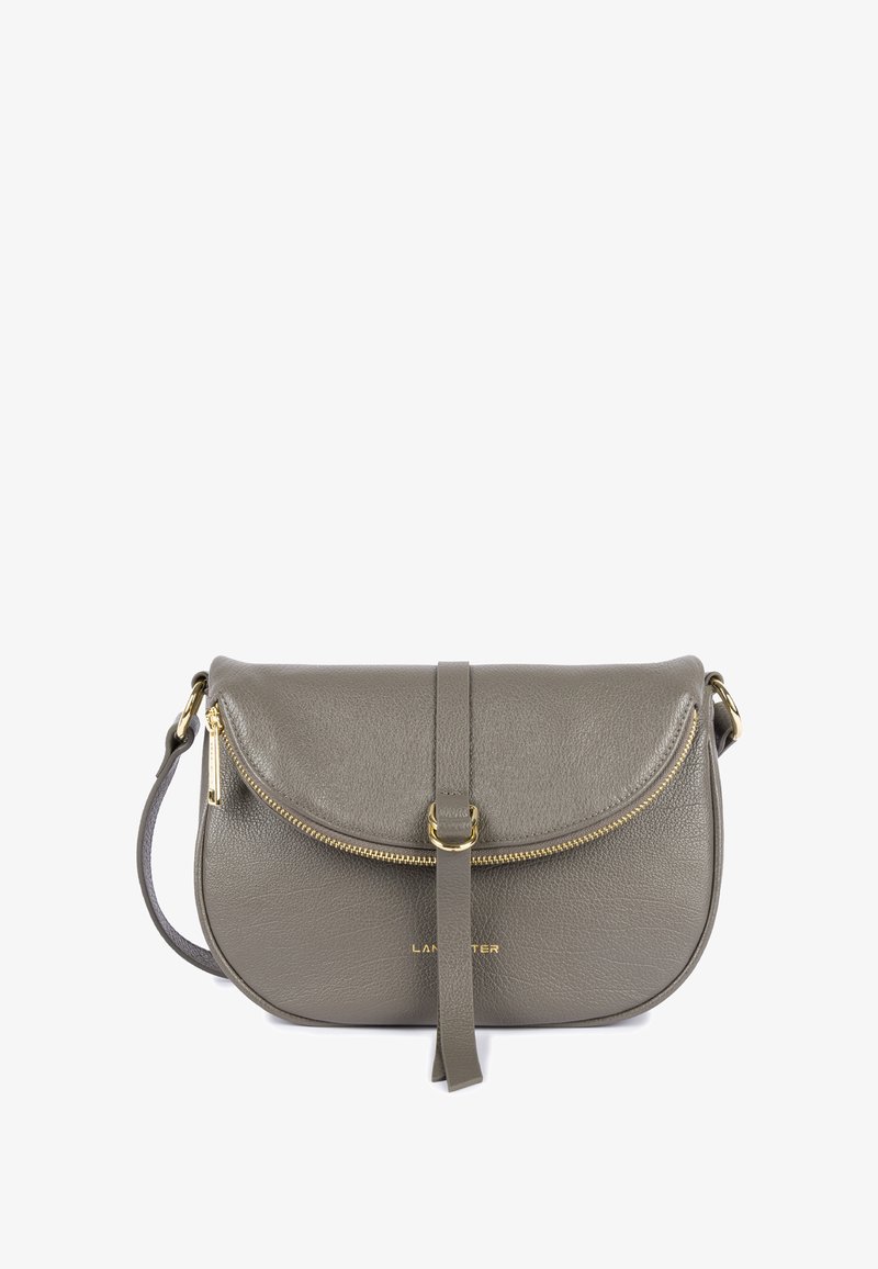 Borsa a tracolla in pelle grigia con patta arrotondata, zip dorata e tracolla. Presenta una finitura leggermente texture e dettagli in hardware dorato.