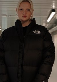 The North Face PLUS 1996 RETRO NUPTSE JACKET - Casaco de penas - black