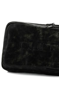 Pochette nera in ecopelle con una finitura testurizzata, dotata di chiusura con zip e dettaglio del logo impresso. Forma rettangolare, design minimalista.