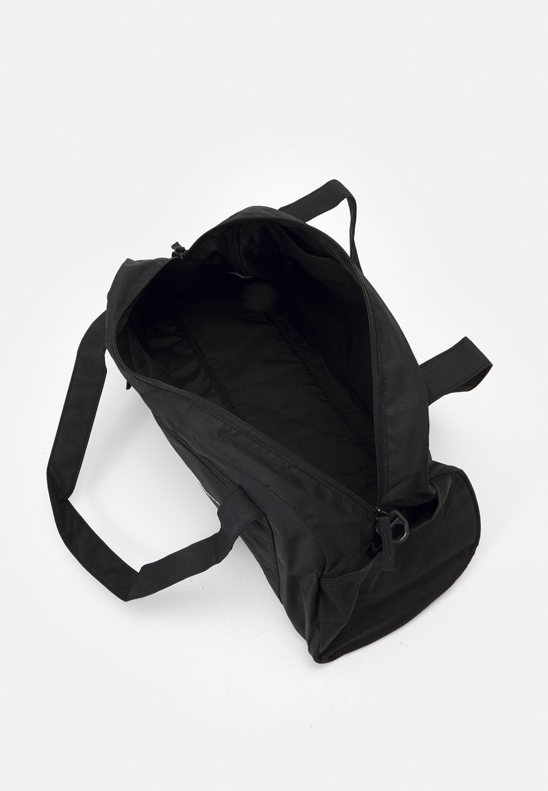 Bolsa de deporte negra hecha de tejido duradero, con cierre de cremallera y dos asas, con un interior espacioso y sin bolsillos visibles.