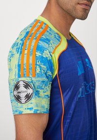 adidas Performance ORLANDO PIRATES X NTS UBP - Jalkapallopaita - mystery ink/unity orange/bluebird/semi solar yellow